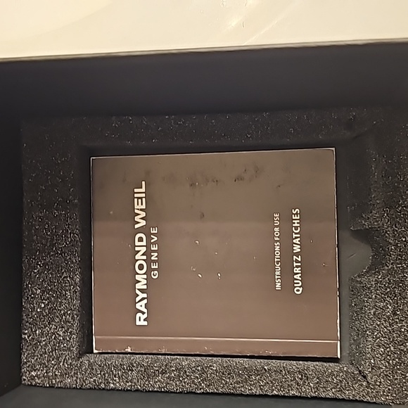 Authentic Raymond Weil Mother of Pearl dial Tango Sapphire Crystal 18mm watch . - Picture 5 of 10